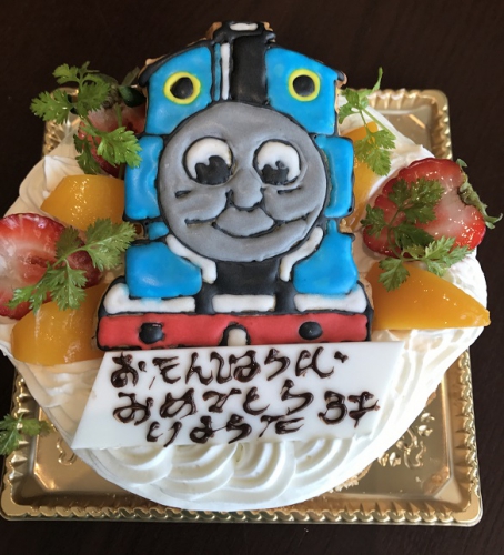 きかんしゃトーマスキャラクターケーキ キャラクターケーキ お祝いケーキ 新着情報 福岡 大宰府のパフェ レストラン ノエルの樹